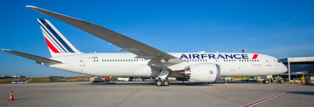 B787 na lotnisku w Paryżu (CDG)