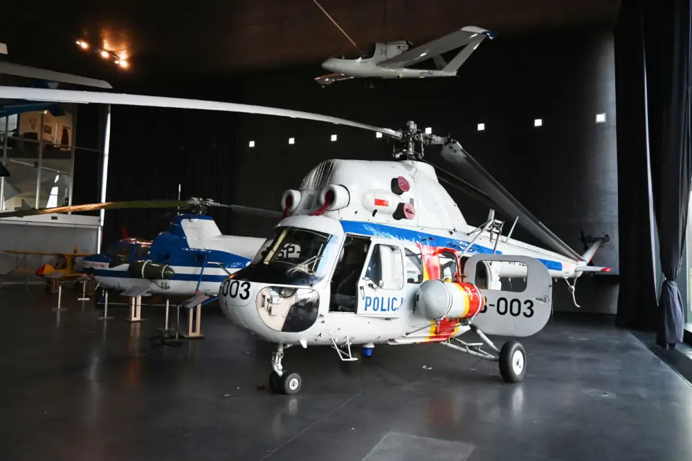 Policyjny śmigłowiec Mi-2 nowym eksponatem Muzeum Lotnictwa Polskiego