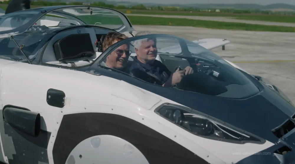 Jean-Michel Jarre jako pierwszy pasażer AirCar - Źródło: ujęcie z filmu osadzonego w publikacji / fb - Jean-Michel Jarre / KleinVision