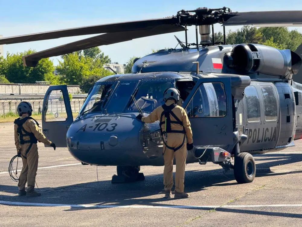Policyjny Black Hawk przygotowany do gaszenia pożarów