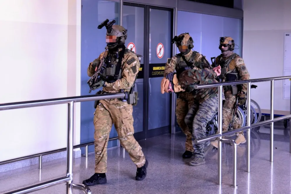 Policja i Straż Graniczna ćwiczyły na lotnisku w Bydgoszczy