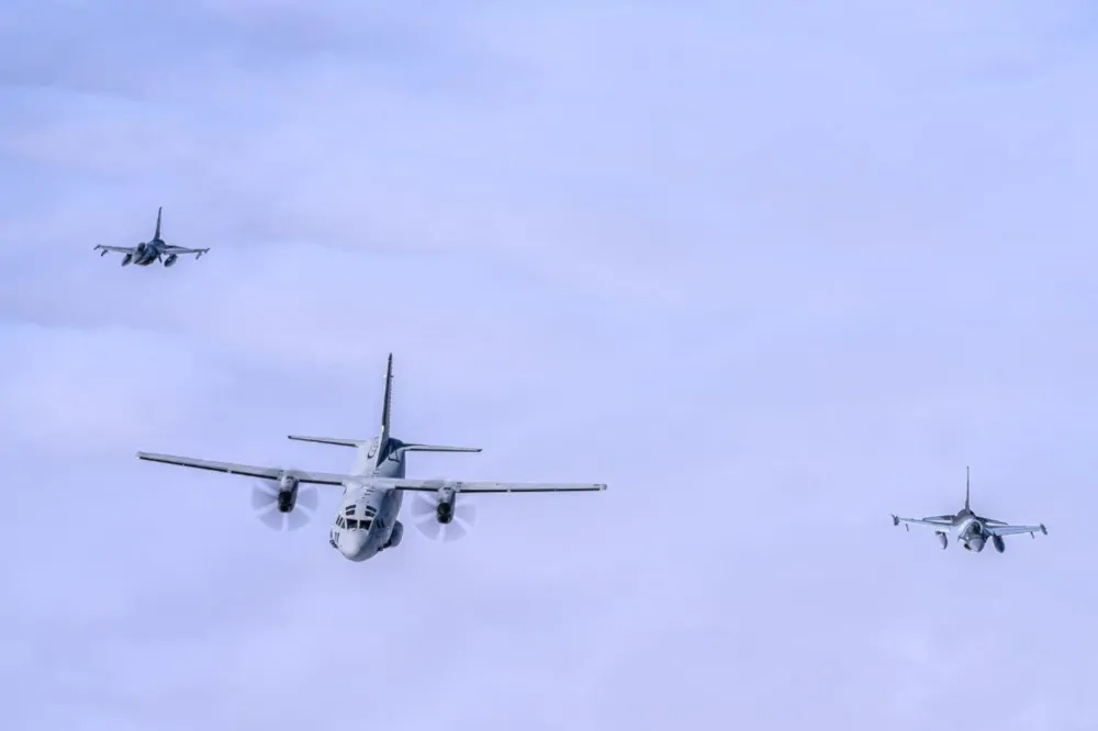 C-27 w towarzystwie F-16