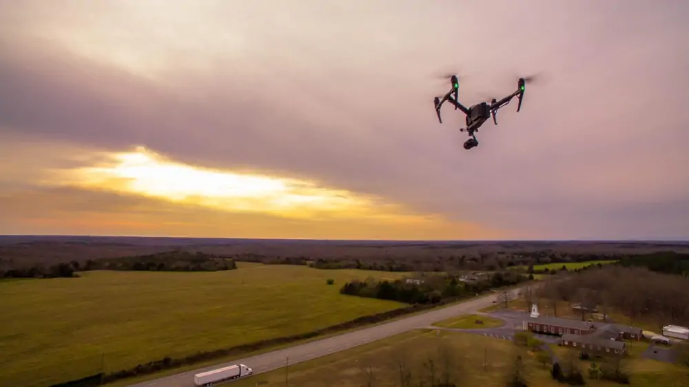 Dron obserwujący otoczenie