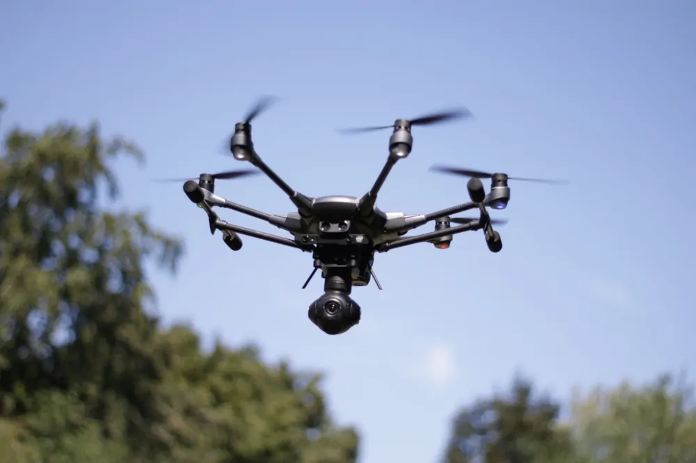 Dron obserwujący otoczenie