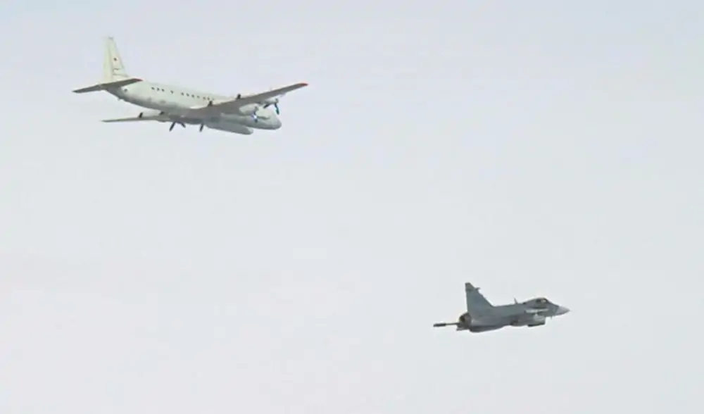 Gripen w pobliżu rosyjskiego samolotu rozpoznawczego Ił-20 -  Foto: Szwedzkie Siły Zbrojne