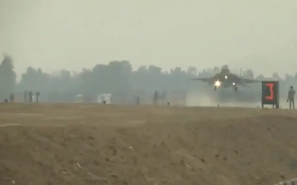 Lądowanie samolotów wojskowych Indyskich Sił Powietrznych na autostradzie - Źródło: Kadr z filmu osadzonego w publikacji: Jammu Kashmir News Network / X