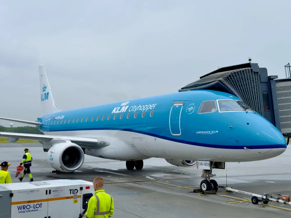 Embraer KLM na lotnisku we Wrocławiu