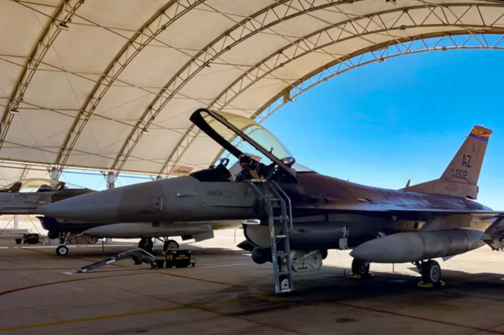 F-16 w hangarze - Foto: Z prywatnego archiwum Sox
