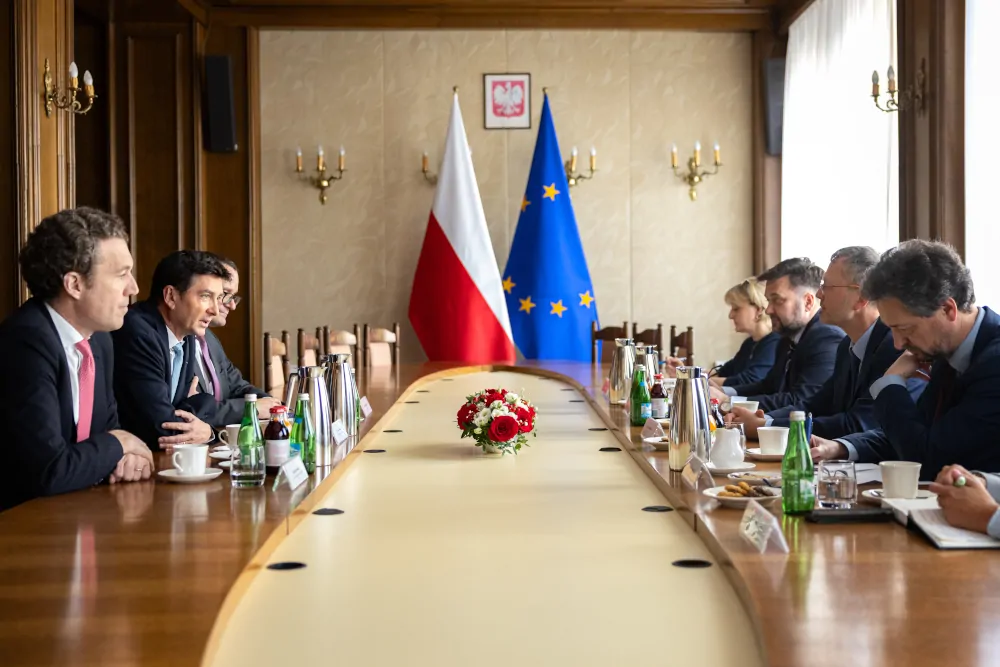 Spotkanie wiceministra Jacka Bartmińskiego z przedstawicielami Airbusa w Ministerstwie Aktywów Państwowych.