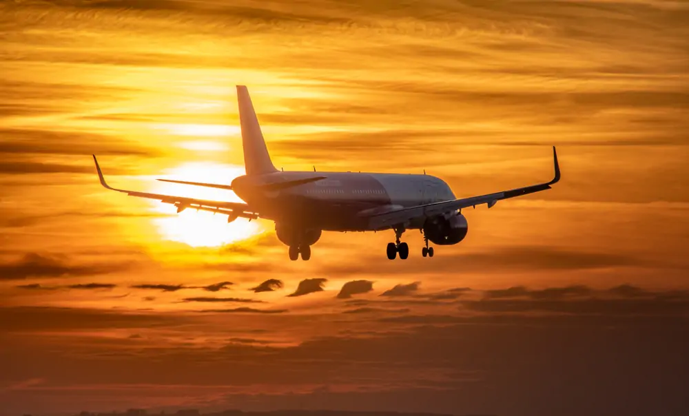 Wizz Air lądujący na lotnisku w Jasionce