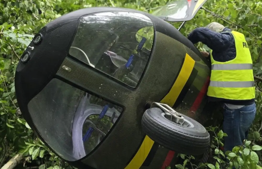 Wypadek wiatrakowca w Świętochłowicach. Jedna osoba trafiła do szpitala