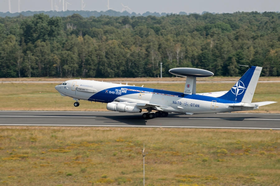 Nowe programowalne radiostacje dla NATO-wskiej floty samolotów E-3A AWACS. - Foto: Leonardo