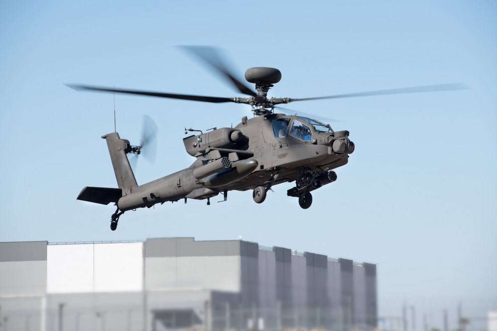 Pierwszy lot zmodernizowanej wersji AH-64E Apache - Foto: Boeing