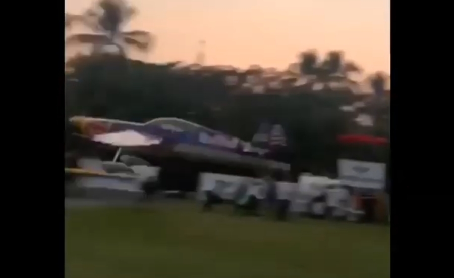Wypadek samolotu Red Bull w Gwatemali. - Foto: Ujęcie z filmu osadzonego w publikacji / https://www.youtube.com/watch?v=lHMcAYihGIE&t=14s / Autor: Kevin Gomez